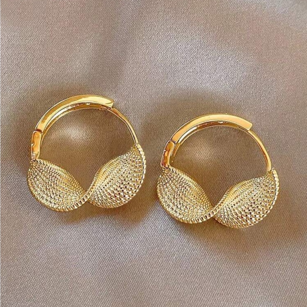 BRAND NEW Textured Vintage Geometric Twist Hoop Earrings Elegant Charming Circle
